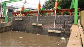 印尼自2014年開始使用自製的機械電子液壓自動化機器清理河川垃圾，至今雅加達在卡里布魯河等多條河川共28個地點設置攔阻垃圾通過的網架，攔截後由機器怪手把垃圾撈起，將垃圾送到輸送帶後再集中處理。中央社記者石秀娟雅加達攝 108年11月26日