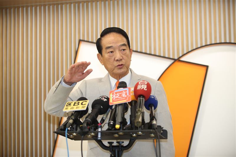 黃光芹評論黃國昌罵記者「白癡問題」事件，憶起昔日曾遭宋楚瑜丟名片。（圖／親民黨競選辦公室提供）