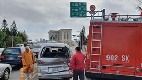 澎湖消防水庫車駕訓　疑煞車故障追撞澎湖縣政府消防局26日進行水庫車道路駕駛訓練時，疑因煞車失靈，追撞3輛停等紅燈的自小客車，所幸無人受傷。（澎湖消防局提供）中央社　108年11月26日