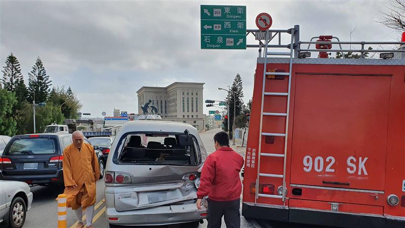消防水庫車駕訓　疑剎車故障路口追撞