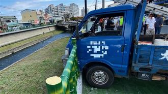 貨車暴衝險落溪　一看竟是小二生開車