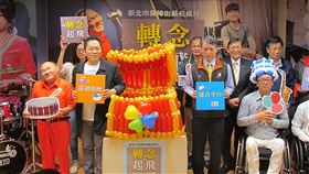 新北勞工局發表紀錄片　盼大眾了解身障就業新北市勞工局26日發表發表「轉念．起飛」紀錄片，擔任配音的藝人卜學亮（前左2）表示，希望藉由紀錄片，讓更多人了解身障就業的無限可能。勞工局也呼籲各界以行動支持身障街頭藝人，踴躍邀約商演尾牙表演。（勞工局提供）中央社記者王鴻國傳真　108年11月26日