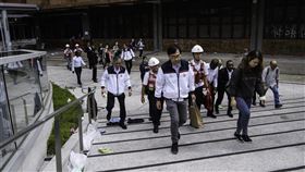 香港理工大學被圍第10天，校方26日派員入校搜尋示威者。（圖／法新社提供）