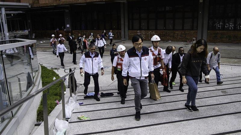 港理大派員搜校　示威者體虛情緒不穩