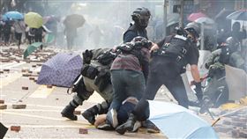 反送中警民衝突　聚集理工大學（7）香港理工大學18日成為反送中主戰場，警方封鎖周圍500公尺，漆咸道和金馬倫道周圍爆發衝突。外圍有示威者想進入理大支援，防暴警察多次放催淚彈阻止。中央社記者張謙香港攝 108年11月18日