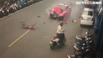 驚悚畫面曝！法拉利逆向爆衝撞2機車