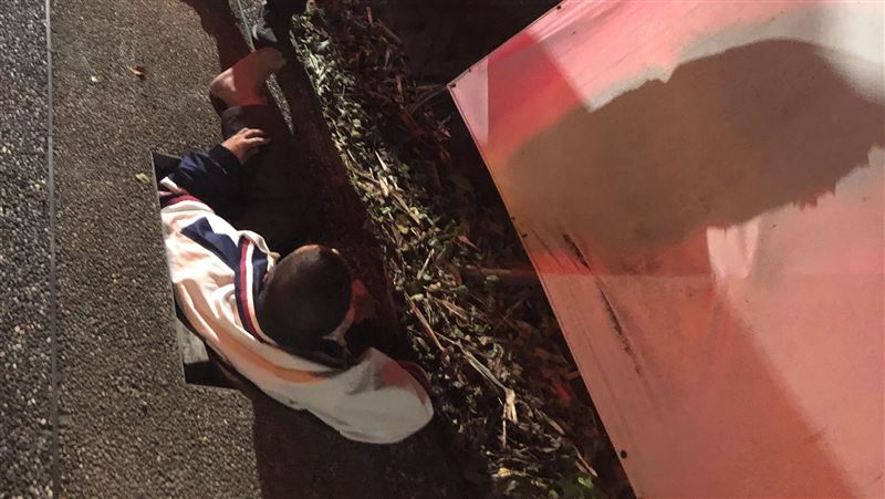 酒後恍神！男「右半邊身體」卡水溝