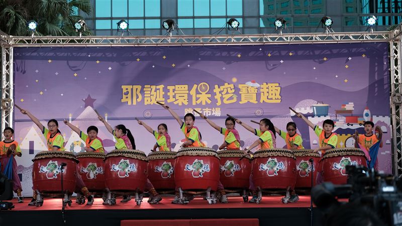 3萬8把耶誕小象「侯爸爸」帶回家