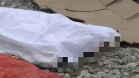 開車帶3子尋離家妻子…爸「分神滑手機」下秒衝出路面落水！2幼女全溺亡(圖/廣西新聞頻道)