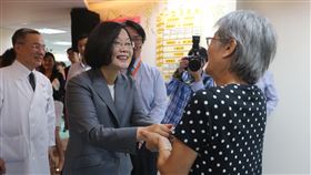 總統訪視榮總日間照顧中心（2）總統蔡英文（左2）14日在台北榮民總醫院日間照顧中心，出席「全人創新日照暨長照推動成果展」，與在場的長者相見歡。中央社記者徐肇昌攝  107年9月14日