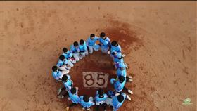 ▲韓國隊賽後在投手丘圍城你圓陣悼念徐總。（圖／翻攝自徐生明棒球發展協會臉書粉絲團）