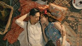 林志玲甜躺夫懷中！親密片曝光超火辣（圖／翻攝自YouTube）