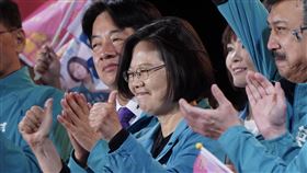 蔡總統出席造勢活動比讚總統蔡英文（前中）26日晚間在新北市三重區出席「蔡英文總統、余天立委聯合競選總部成立大會」，向支持者比讚互動。中央社記者徐肇昌攝　108年11月26日