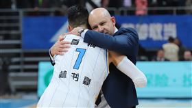 首鋼總教練雅尼斯與林書豪。（圖／翻攝自北京首鋼微博）