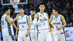 林書豪與隊友。（圖／翻攝自北京首鋼微博）