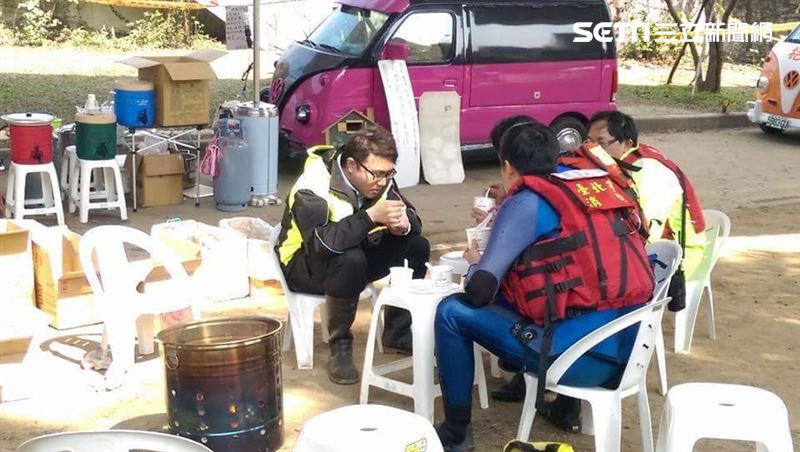 女消瑟縮發抖　一句話讓胖卡老闆鼻酸