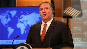 川普是否簽香港法 蓬佩奧：美人權標準適用各地美國國務卿蓬佩奧（圖）26日召開記者會，有媒體詢問川普對「香港人權與民主法案」態度。蓬佩奧表示，美國政府對北京該如何對待自己人民，態度立場一直很清楚，美方將自身人權標準套用在世界各地，香港也不例外。中央社記者徐薇婷華盛頓攝 108年11月27日