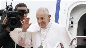 教宗方濟各（前）26日從日本返回羅馬途中在機上受訪時談到香港示威運動，呼籲對話創造和平。（共同社提供）