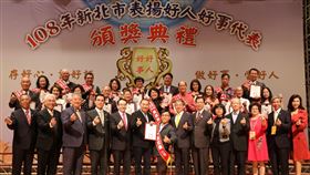 新北好人好事代表  20人獲表揚新北市長侯友宜（前左6）26日在市府表揚20名好人好事代表，肯定他們提供社會正能量，帶領台灣向前走。（新北市府社會局提供）中央社記者黃旭昇新北傳真　108年11月26日