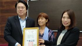 基隆募書逾萬冊　林右昌感謝綠光公司捐書基隆市文化局108年已對外募集破萬冊贈書，其中幸福綠光股份有限公司捐贈3150冊健康養生圖書，市長林右昌（左）與文化局長陳靜萍（右）頒發感謝狀給綠光公司社長洪美華（中）。中央社記者王朝鈺攝　108年11月26日