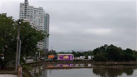 綠營質疑羅東小巨蛋消失　宜縣府澄清宜蘭縣議會民進黨團26日批評，羅東鎮105公頃工業區及保護區解編後，其中約1.2公頃土地預定興建小巨蛋運動場，但後來變成住宅區，有圖利他人嫌疑。縣府澄清，小巨蛋原規劃位址為羅東運動公園內，並非這次位於路邊的原機關用地。中央社記者沈如峰宜蘭縣攝　108年11月26日