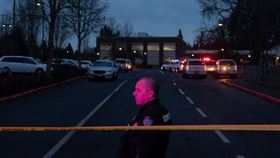 美國華盛頓州一所小學26日傳出槍擊死亡案，嫌犯在停車場開槍造成兩名成人中彈後自殺。（圖取自twitter.com/SmileItsNathan）