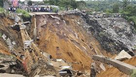 剛果民主共和國高階地方官員26日表示，首都金夏沙遭暴雨和土石流侵襲，至今已釀41人身亡。（法新社提供）
