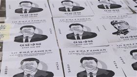 連日來自稱中國間諜叛逃後洲自白、新疆再教育營新文件揭露真相，香港親北京建制派又在區議會選舉慘敗。外媒形容，中國國家主席習近平現在被逼得四處滅火。圖為反送中示威者在特區政府總部外街道張貼習近平及毛澤東圖像。