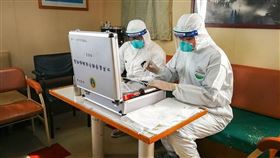 中國北部傳出爆發鼠疫後，內蒙中部烏蘭察布市上週展開執行「滅絕老鼠與跳蚤任務」。圖為2017年中國山東檢疫人員進行鼠疫防範演練。（中新社提供）