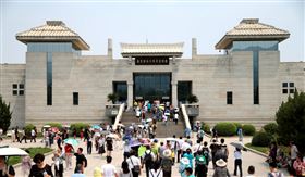 陝西位居秦王朝故地，近年光是靠開放秦始皇陵墓的兵馬俑與建設維運相關文旅項目，可說大發觀光財。山東濟南市萊蕪區近日宣稱是秦始皇的故鄉，因而引發議論。圖為在西安的秦始皇帝陵博物院。（中新社資料照）