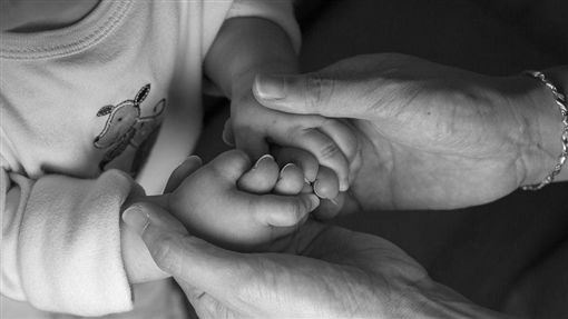 想換新愛瘋！大媽誘拐2歲女童賣網友