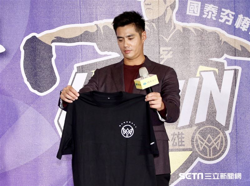 陳偉殷返台記者會。（圖/記者林聖凱攝影）