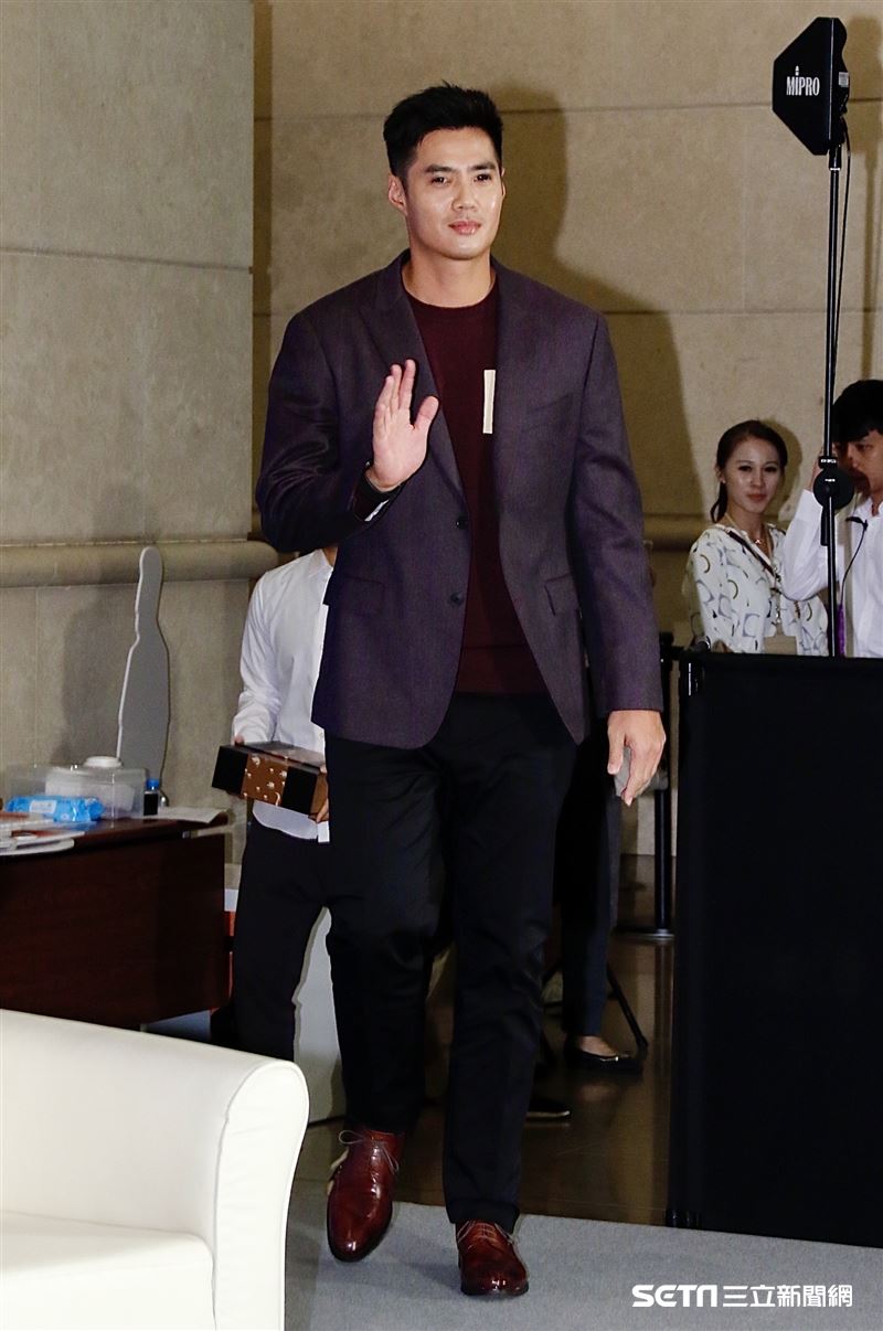 陳偉殷返台記者會。（圖/記者林聖凱攝影）