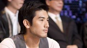 藝人高以翔（前）疑因心臟驟停猝死，年僅35歲。心臟科醫師蕭成儀說，年輕人猝死可能是心臟本來就有問題卻不自知，也有可能與基因遺傳有關。（圖取自facebook.com/godfreygao）