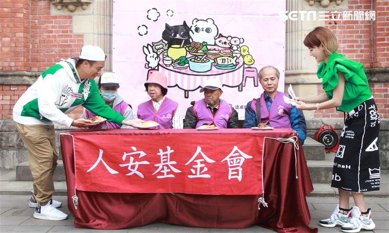 阿BEN、徐小可邀寒士享用感恩節火雞大餐，為愛送暖呼籲大家支持「寒士吃飽30」尾牙。（記者邱榮吉/攝影）