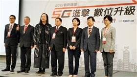 5G競標12月登場  徐旭東盼標金理性遠傳董事長徐旭東（中）表示，頻譜貢獻若達400億元已是國際高水準，別忘了台灣只有2300萬人。中央社記者江明晏攝  108年11月27日