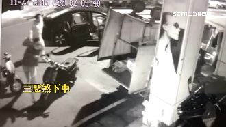 8人相約夜遊…汽車惡煞怒砸同行機車