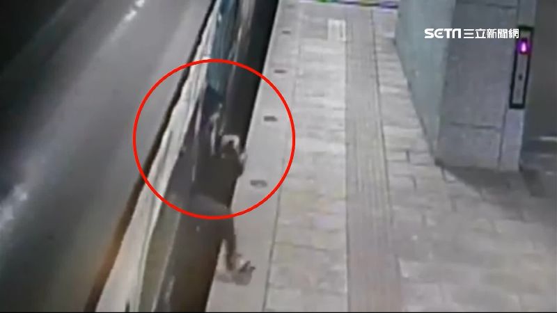 女突跳莒光號翻滾險斷手！原因超傻眼