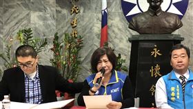 宋瑋莉控照片遭擅用涉侵權中國國民黨基隆市立法委員參選人宋瑋莉（中）27日舉行記者會，聲淚俱下指控民主進步黨基隆市黨部在路口架設看板，侵害肖像權將她醜化是基隆地產王；至於是否會提告，宋瑋莉說，律師正在評估。中央社記者王朝鈺攝  108年11月27日