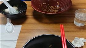 大王麻辣乾麵,挑戰,擦汗,衛生紙,眼睛　圖／翻攝爆廢公社