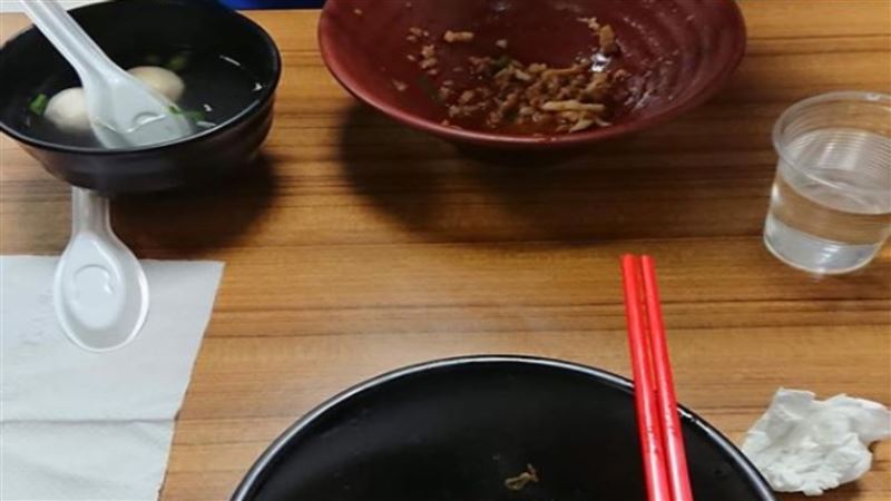 挑戰大王乾麵！他辣到噴汗　下秒悲劇
