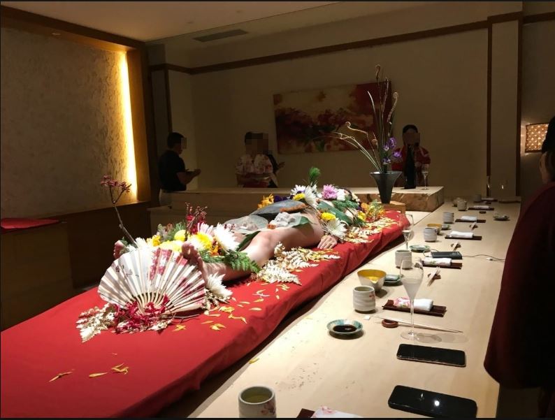 獨／「女體盛」女孩曝光！身分價碼驚