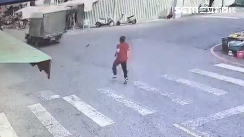婦與小貨車擦身過　2分鐘竟斷魂輪下