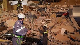 阿爾巴尼亞地震，都拉斯（Durres）一家9口受困瓦礫堆，雙胞胎女嬰帶救援。（圖／翻攝自Lulzim Basha臉書）