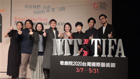 歌劇院2020台灣國際藝術節啟售記者會台中國家歌劇院27日舉辦「歌劇院2020台灣國際藝術節（2020 NTT-TIFA）」啟售記者會，藝術總監邱瑗（右3）表示，這次節目作品豐富多元，不僅有來自荷蘭、丹麥、芬蘭、加拿大等國家的藝術創作，更有跨國共製作品，票券於12月8日中午12時起全面啟售。中央社記者郝雪卿攝　108年11月27日