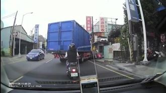 外送員硬鑽右轉貨車　撞進車底怒提告