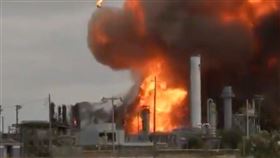 美國德州一座石油化學工廠27日凌晨發生爆作，當局已強制疏散。（圖取自twitter.com/abc13houston）