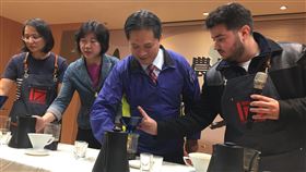 新北市,碧潭,農夫市集,咖啡爽節,提供味覺,嗅覺(圖/中央社)