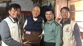 澎湖,榮民服務處,探視,老榮民遺眷,贈禦寒民生用品(圖/澎湖榮服處提供)中央社