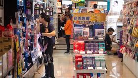 10月景氣燈號續呈黃藍燈（1）國發會27日發布10月景氣燈號，仍為代表景氣「趨弱」的黃藍燈，也是連續第10個月的黃藍燈。國發會表示，影響未來景氣的不確定變數仍多，需密切關注後續發展。中央社記者林俊耀攝　108年11月27日